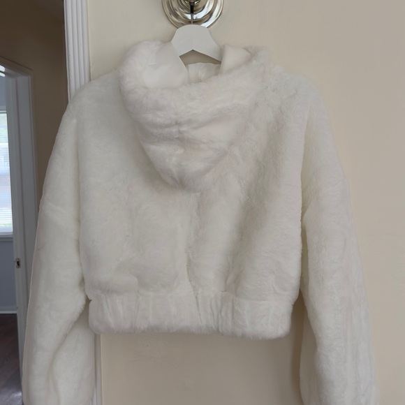 short fur coat, white fur jacket - Picture 8 of 8